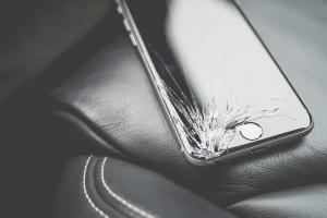 Ką daryti, jei sudužo „iPhone X“ Parduokite „iPhone 6“ su išdaužtu stiklu