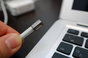 Caricabatterie per laptop Apple MacBook Air La ricarica del MacBook Air produce 6 volt